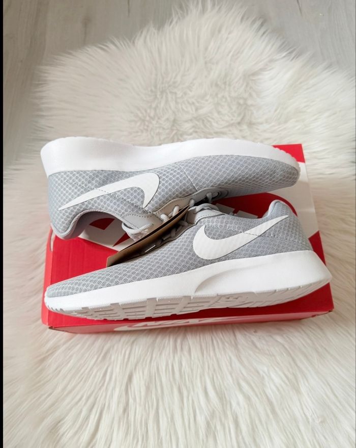 Baskets Nike – Taille 44,5 – gris clair/blanc – Neuf avec étiquette - photo numéro 7