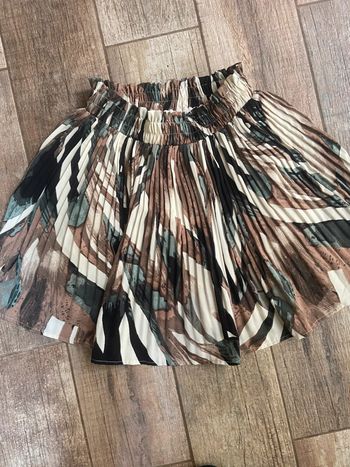 Jupe courte d’été plissée beige verte noire