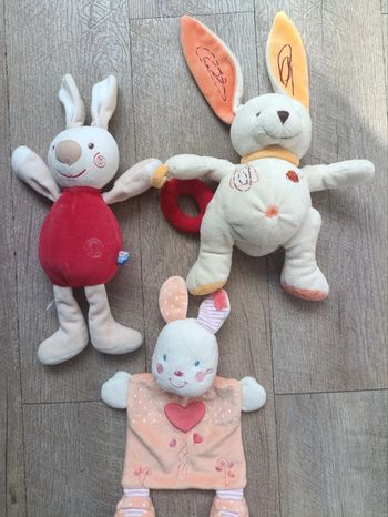 Lot de 3 doudous lapins.