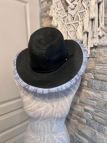 Jolie chapeau femme taille 56 noir et lilas