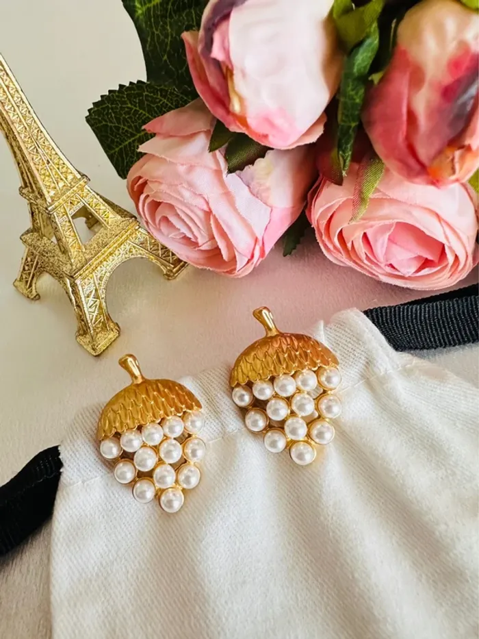 🌰Boucles d’oreilles – Noix dorées & perles nacrées