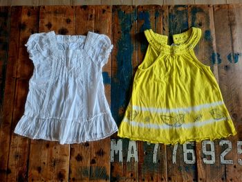 Lot de 2 robes d ete pour bebe fille.