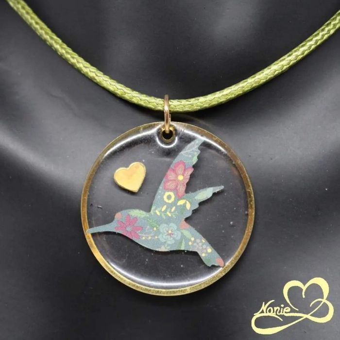 Pendentif en résine rond avec un oiseau 🐦💛 - photo numéro 2