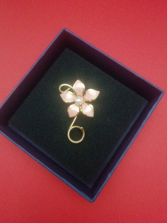 Broche fleur à  perle
