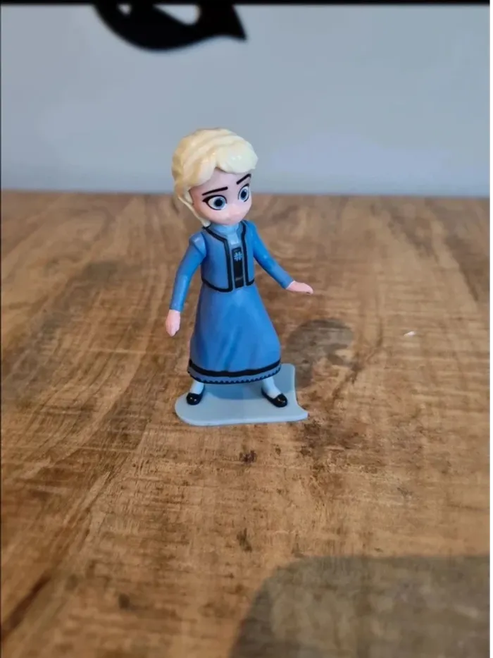 Figurine elsa enfant reine des neiges
