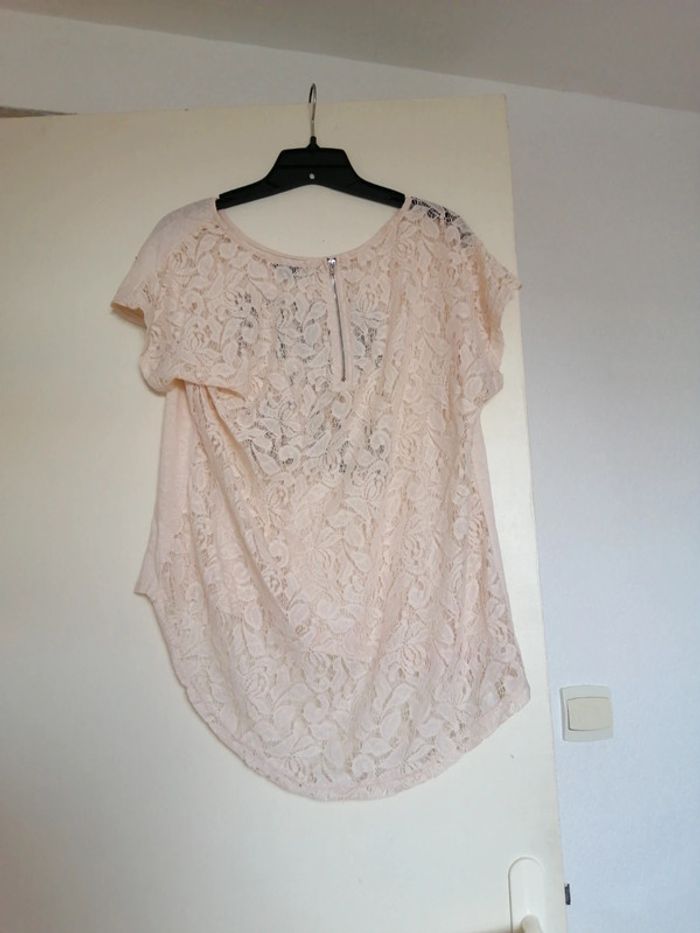 Voici un haut beige/rose clair en dentelle dans le dos taille M marque G-maxx - photo numéro 9