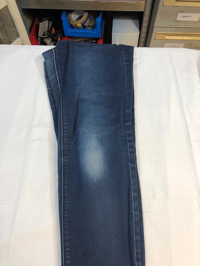 Jeans troué - photo numéro 3