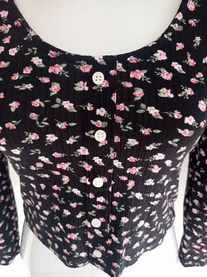 Haut court crop top fleuri noir manches trois quart boutons T.M Jennyfer - photo numéro 2