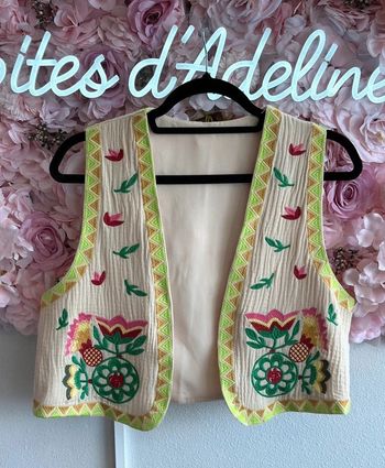 Gilet sans manches en gaze façon coton brodé de fleurs colorées, taille 36