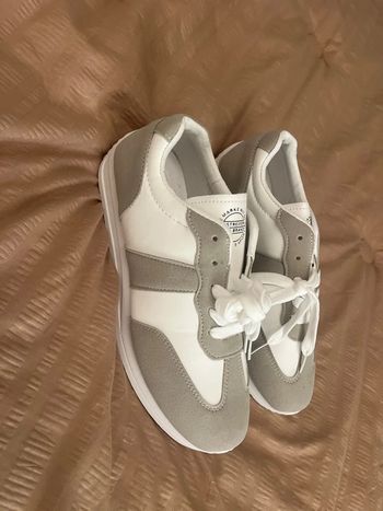 Baskets neuves, couleur blanc gris, pointure 39