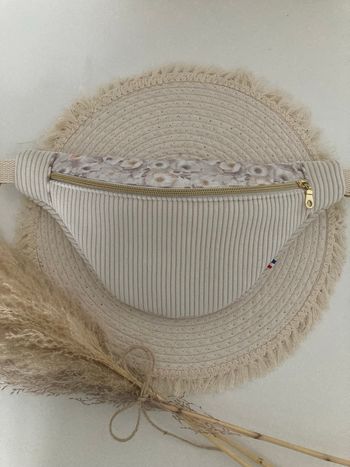 Sacoche banane beige.