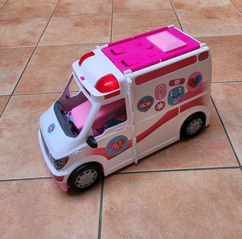 Barbie Véhicule Médical