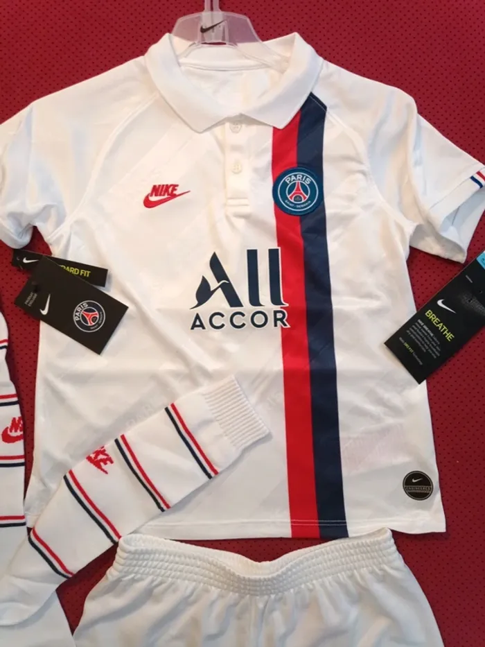 Tenue de foot PSG, Nike Authentique Officiel taille enfant 5/6 ans, Neuf - photo numéro 2