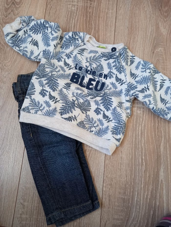ensemble 6 mois pantalon jean bleu marque Oboibi et un sweat fantaisie bleu et blanc marque Tape à