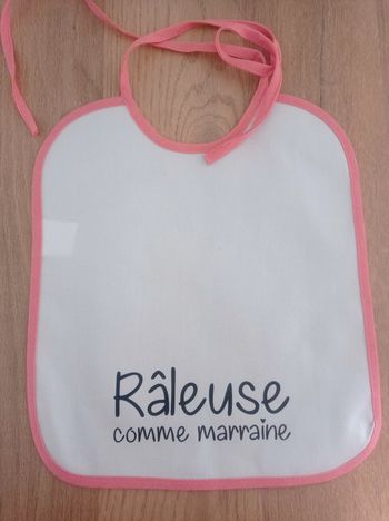 Bavoir blanc et rose râleuse comme marraine