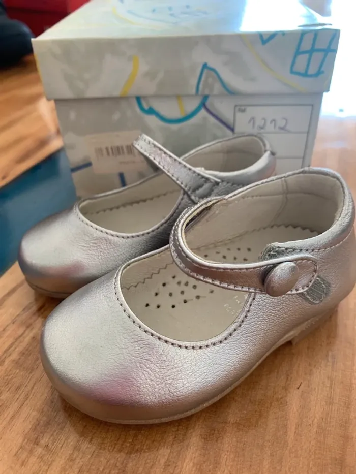 Jolie chaussures argentées taille 19