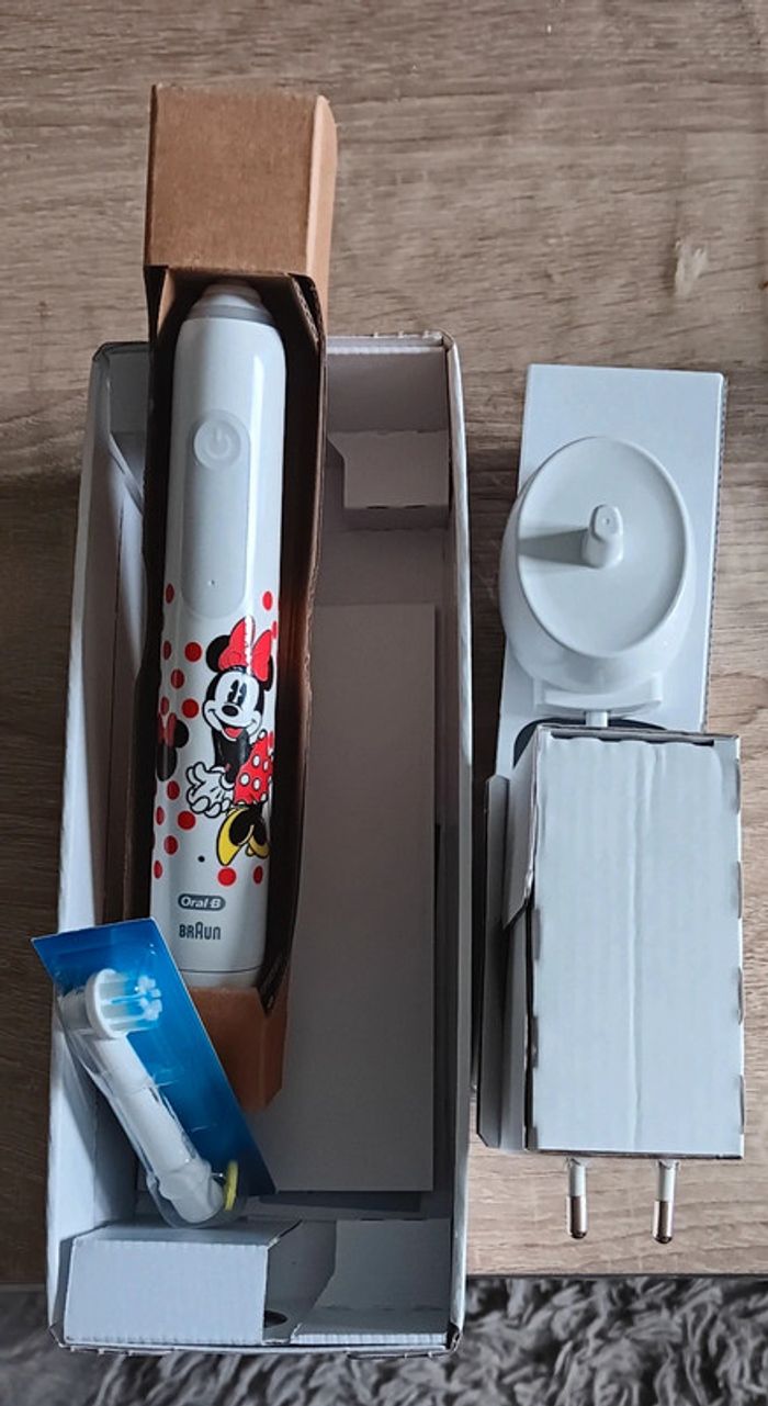 Brosse à dent électrique enfant Minnie Mouse - photo numéro 2