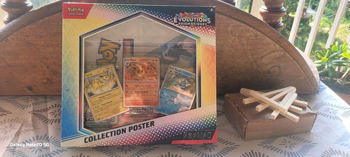 Titre : Coffret Pokémon Écarlate & Violet – Évolutions Prismatiques – Poster exclusif – Neuf