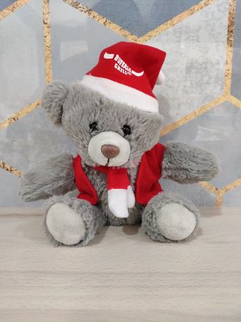 Joli petit ours père noël Buffalo Grill