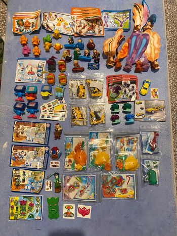 Lot de 55 surprises kinder référence NV figurines véhicules animaux masque