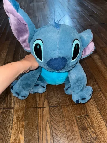 peluche Stitch achetée à Disneyland Paris comme neuve