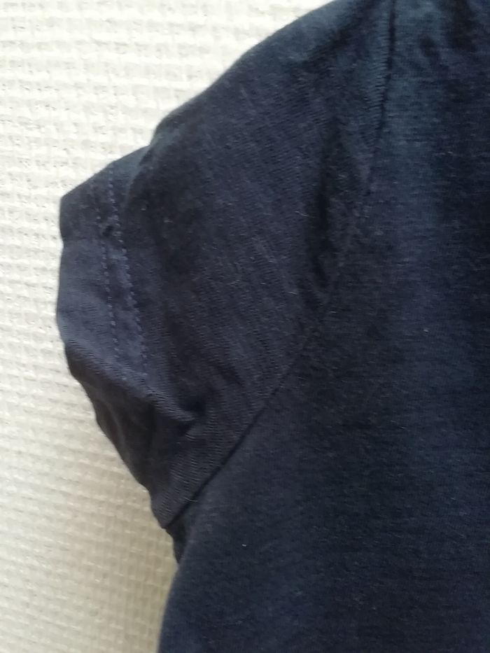 Vends t-shirt garçon été bleu marine avec poche et 3 boutons sur le devant. - photo numéro 4