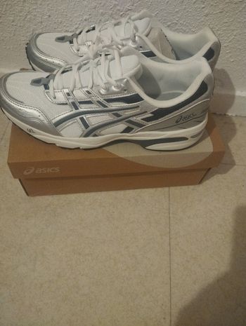 Chaussure Asics blanc et gris 