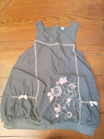 Robe grise motif fleurs roses claires et petits noeuds roses clairs