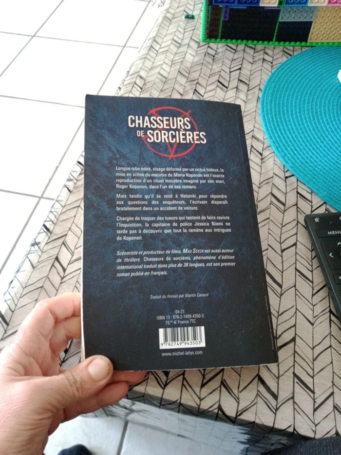 Livre " Chasseurs de sorcières " - photo numéro 2