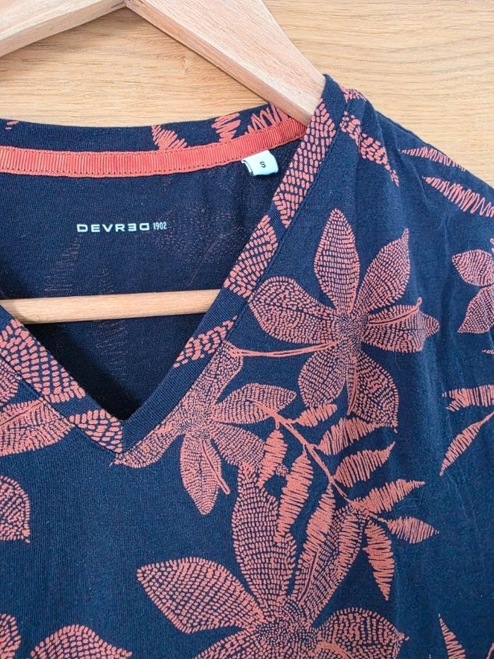 T-shirt à manches courtes
Devred
Taille S
Col en V
Motif feuille
État neuf - photo numéro 2