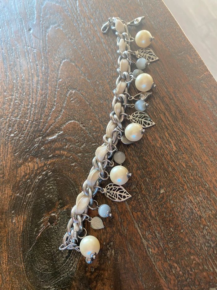 Magnifique bracelet avec strass, tissu, perles et feuilles - photo numéro 3