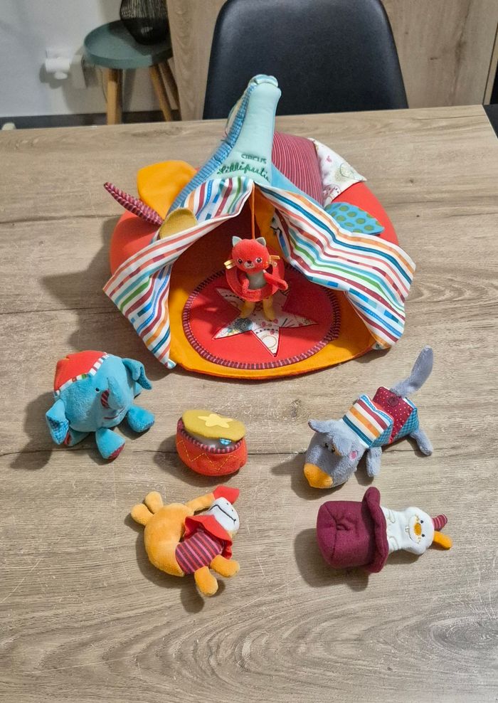 Le cirque et ses acrobates Lilliputiens