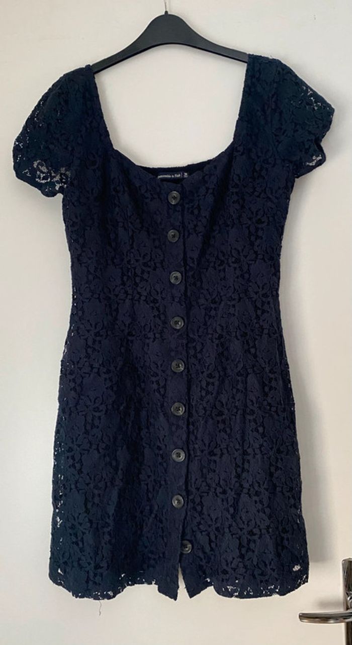 Petite robe courte en dentelle épaules découverte taille 38
