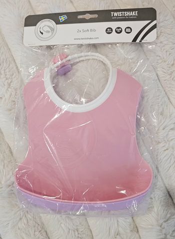 Lot de 2 bavoirs rigides Twistshake neufs 
