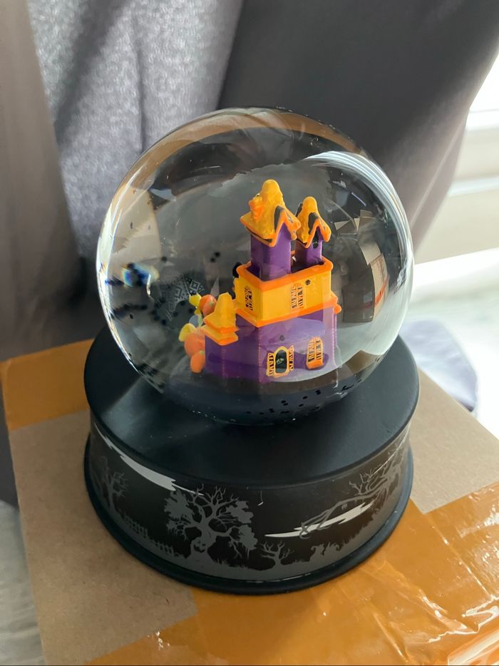 Boule à neige Halloween 2024 Disney store - photo numéro 3