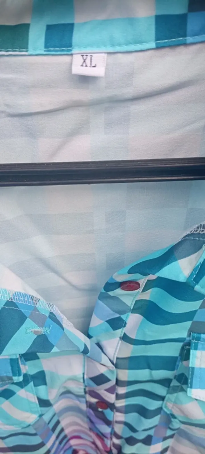 Vends une chemise pour femme jamais porté taille XL cause de la vente je me suis trompé de taille - photo numéro 3