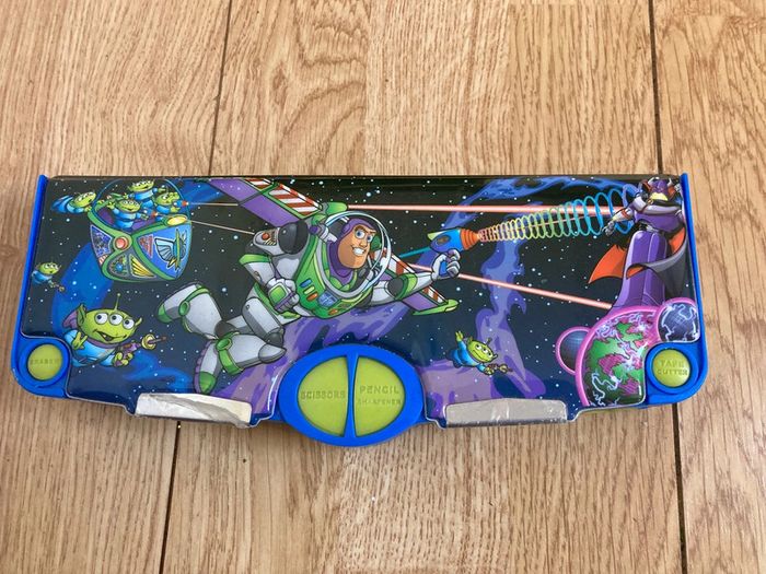 Trousse buzz l’éclair qui s’ouvre.