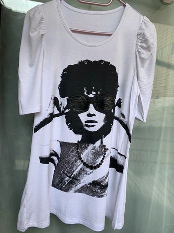 Joli tee-shirt femme (neuf)