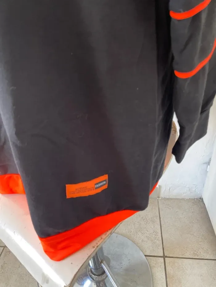 Pull noir et orange n°440 - photo numéro 2