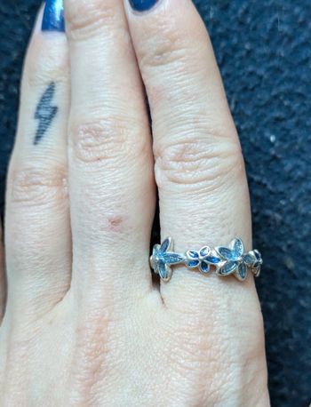 Bague en acier avec des fleurs