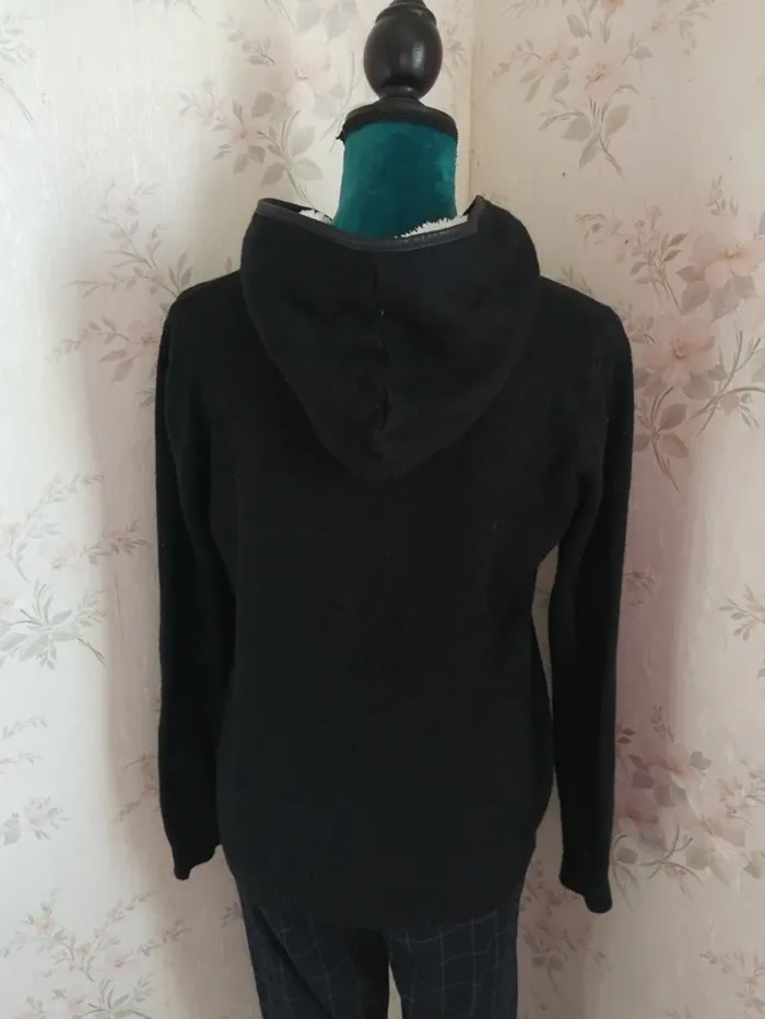 Veste noire à capuche avec fourrure et liseré simili cuir / M & V/ (S-M) - photo numéro 6