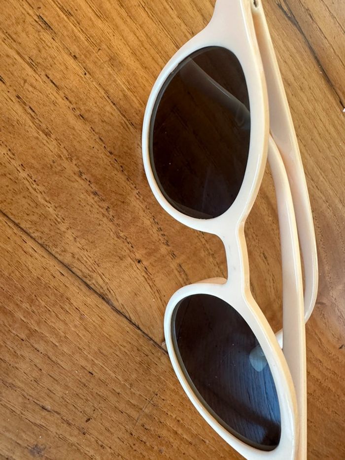Paire de lunettes de soleil neuves - photo numéro 6