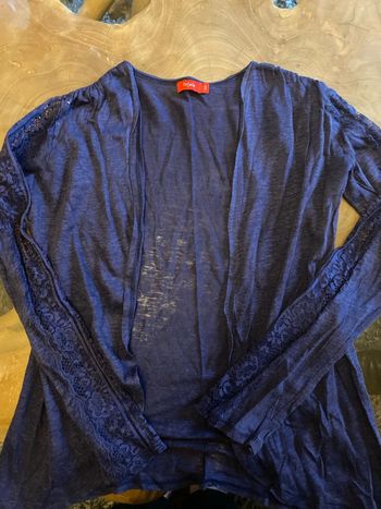 Gilet bleu marine avec dentelle sur les manches