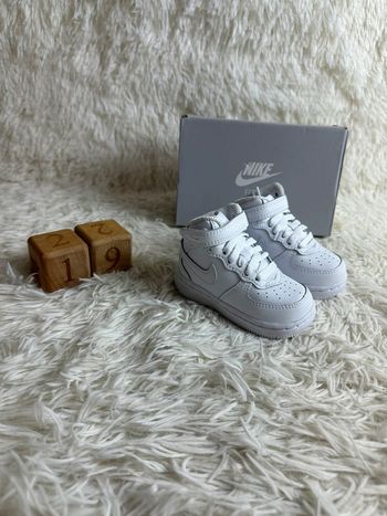 Paire de basket Nike force 1 mid taille 19,5 blanches