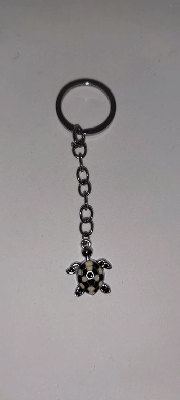 porte clé bijou tortue noir et blanc