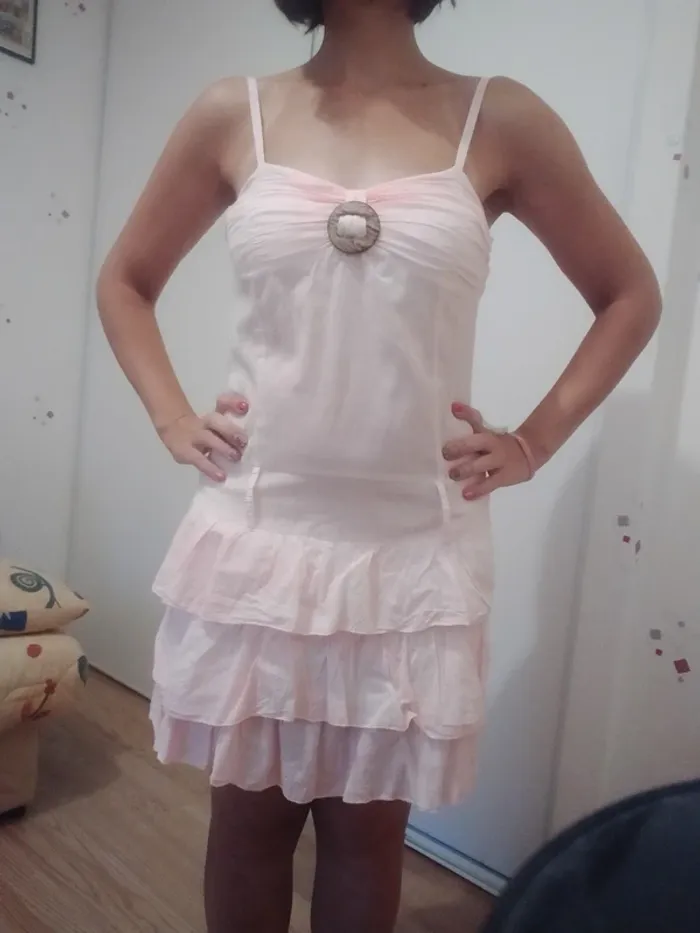 Robe courte a bretelles. Femme. Rose.
Taille 36 - photo numéro 2