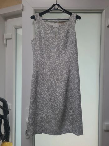 Robe grise avec fleurs blanches taille 38