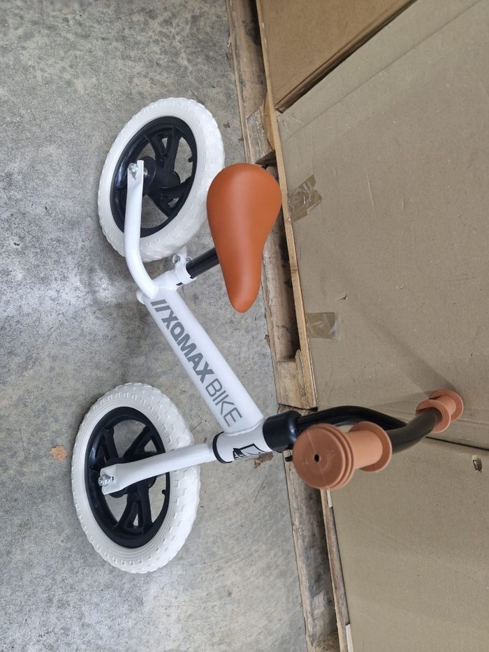 Draisienne enfant XOMAX – blanche avec selle marron