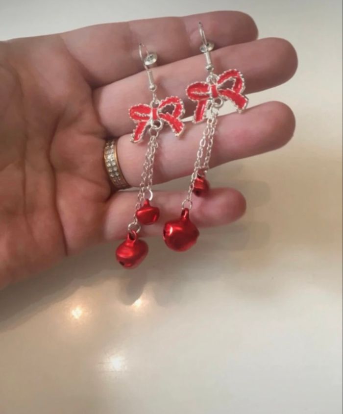 Boucles d’oreilles 🎀 NEUVES pour femme forme de noeuds couleurs argenté et rouge - photo numéro 3