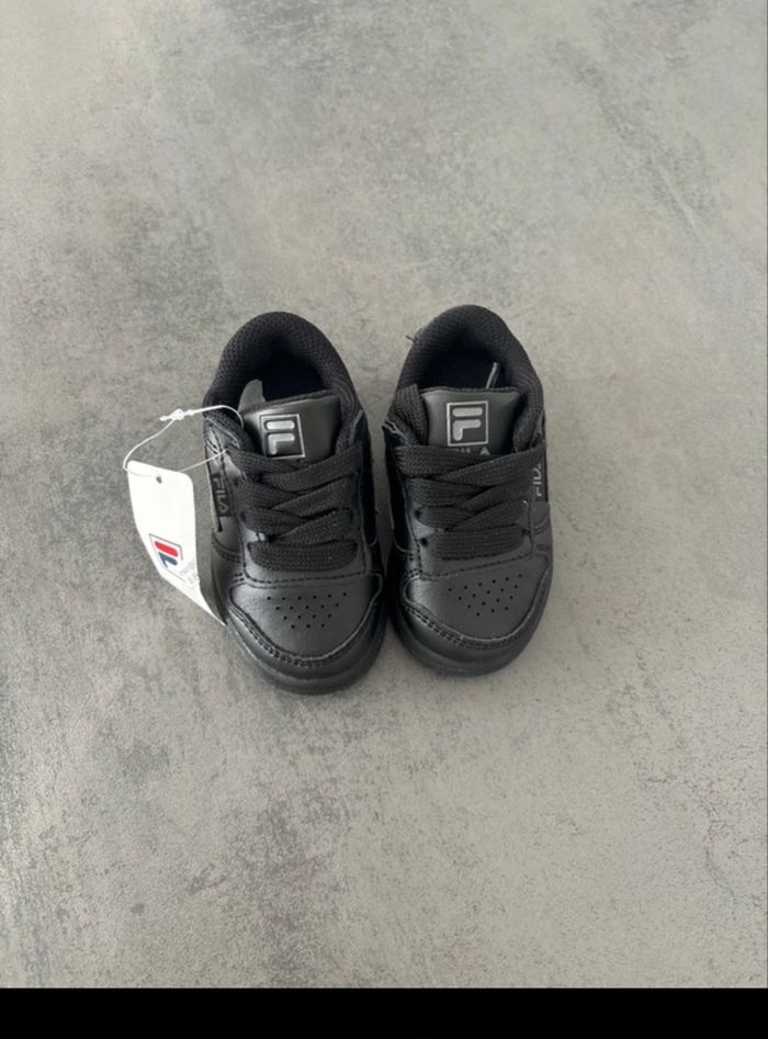 Baskets Fila noire - photo numéro 2